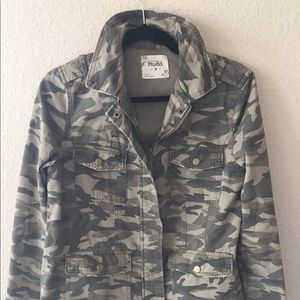 Slim fit camo jacket. Cute and clean!